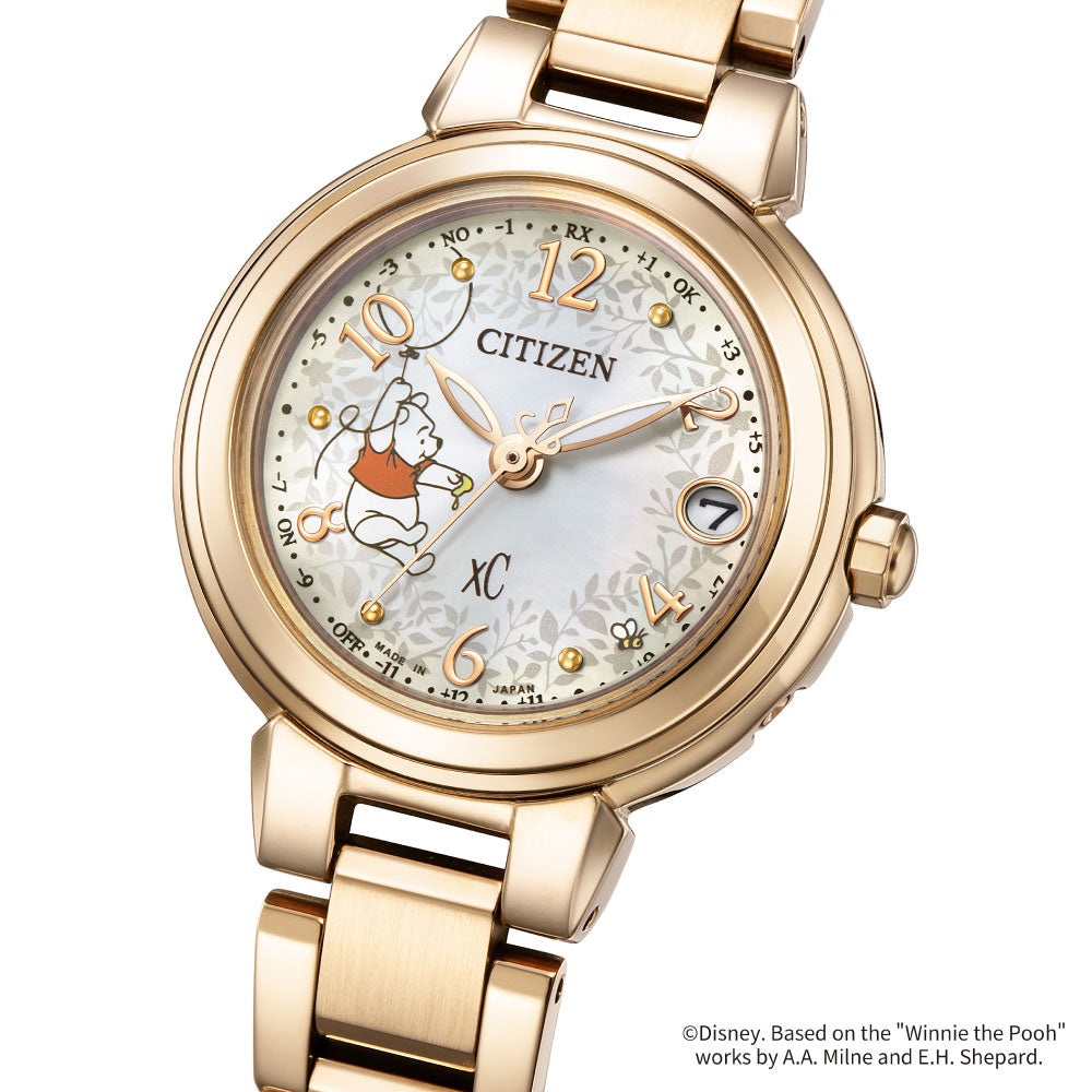 ＜2026年8月6日発売＞CITIZEN xC Disney Collection 『くまのプーさん』 ES9432-75N 限定モデル シチズン クロスシー ディズニー 腕時計 レディース